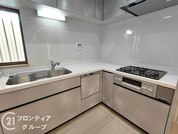 3口コンロ付きのキッチンは、調理の効率が良く、同時に多くの料理を作れる便利で機能的な空間です
