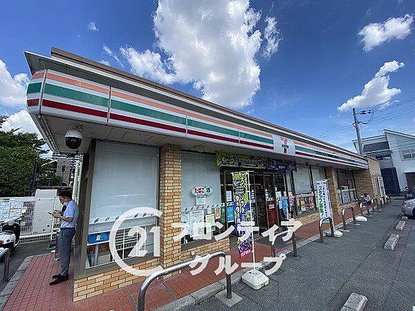 セブンイレブン向日寺戸店 徒歩9分。 670m