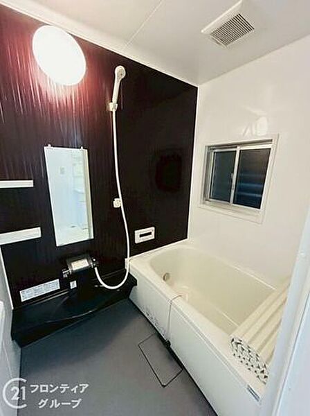 シックな内装で、まるでホテルのような優雅なバスタイムを楽しめますね！ゆったりと肩までお湯に浸かれる広めの浴槽で、心身ともにリフレッシュできそうです。
