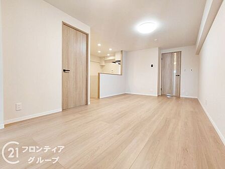 広々とした空間で、ゆったりと自分らしい時間を過ごせそうですね!ダウンライトの柔らかな光が、夜のくつろぎタイムを優しく包み込みます。家族の笑顔が絶えない、明るく心地よいリビングシーンが目に浮かびますね!