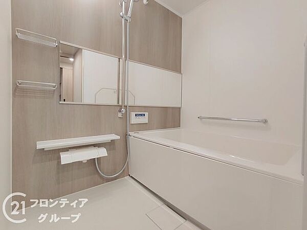木目調のアクセントパネルが落ち着いた雰囲気を演出する、ゆったりとしたバスルームです。一日の疲れを癒すプライベートな空間として、心ゆくまでリラックスした時間をお過ごしいただけます