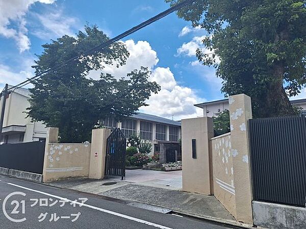 京都市立上京中学校 徒歩8分。 640m
