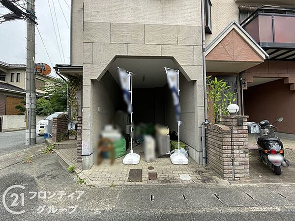 大切なお車を雨風から守るビルトインタイプのガレージです。奥行きにゆとりがあるため、自転車やアウトドア用品を置くスペースとしても重宝します。お住まいと一体化した設計で荷物の積み下ろしもスムーズに行えます