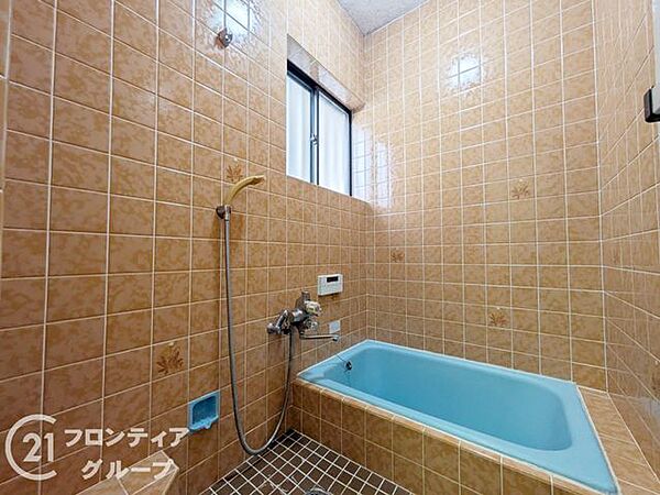 大きな窓があって換気もしやすく、清潔感を保ちやすいお風呂ですね！ゆったりとした浴槽に浸かれば、一日の疲れもすっきりと癒やされそうです。心地よいバスタイムを家族みんなで満喫できそうですね！