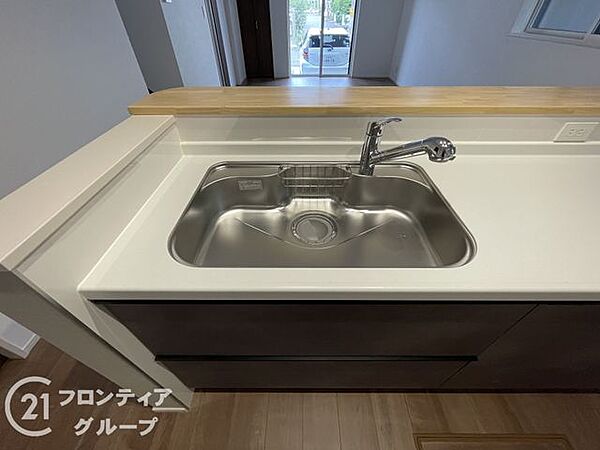 お鍋やホットプレートもすっぽりと入るワイドシンク