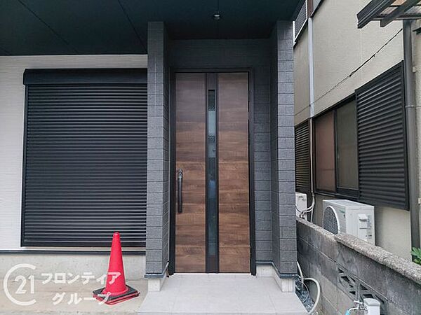 落ち着いた木目調の扉が家族を優しく迎える玄関です 。毎日の外出や帰宅がスムーズで安心感に包まれる空間です。