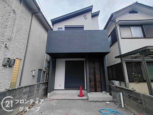 スタイリッシュで都会的な印象を与える端正なフォルム！長期保証も付いた安心の住まいで、新しい生活への期待が大きく膨らむ魅力的なデザインです。