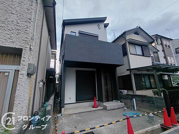 お車をゆったりと停められるスペースを確保しています 段差を抑えた設計でスムーズな入出庫ができ、荷物の多い買い物帰りや小さなお子様がいるご家庭でも安心です