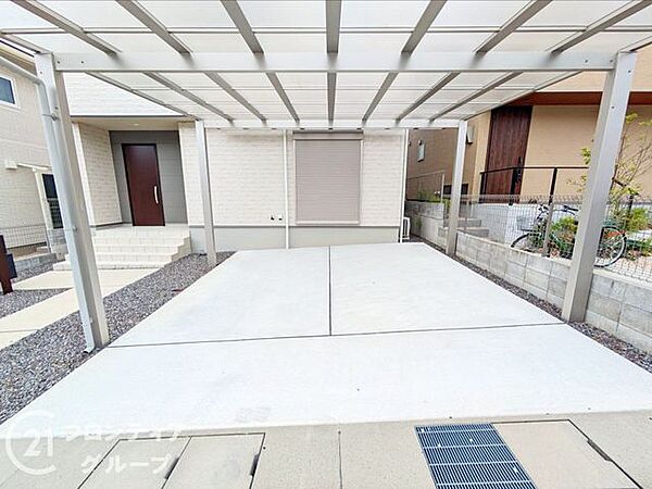 大切なお車を雨風から守る立派なカーポートが設置されています。複数台の駐車が可能な広々としたスペースは、来客時にも重宝します。コンクリート敷きでお手入れも楽々な、機能性に優れた駐車場です