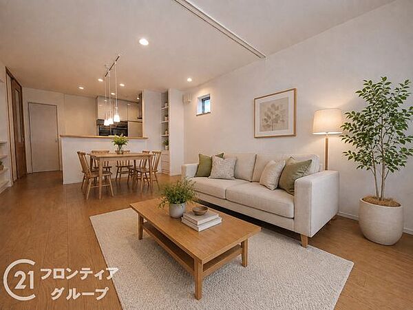 JR奈良線新田駅徒歩2分の2沿線利用可、18帖超LDKの2世帯住宅。太陽光発電・床暖房のオール電化省エネ住宅で、平和堂やセブンイレブンも徒歩圏内の便利な立地です。