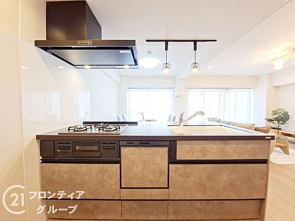 面倒な後片付けをサポートする食洗器付きのシステムキッチン！リビングにいるお子様の様子を見守りながら会話が弾むカウンタータイプですね。対面式なので配膳や片付けもスムーズで、家族の絆がより深まる空間です