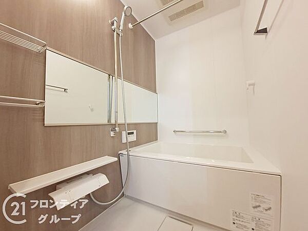 雨の日のお洗濯にも大活躍する浴室乾燥機を完備しています！湿気がこもりにくいため日々のお手入れも簡単。いつも清潔な状態を保てるのが嬉しいポイント。冬場のヒートショック対策にも役立つ、家族に優しい設計です