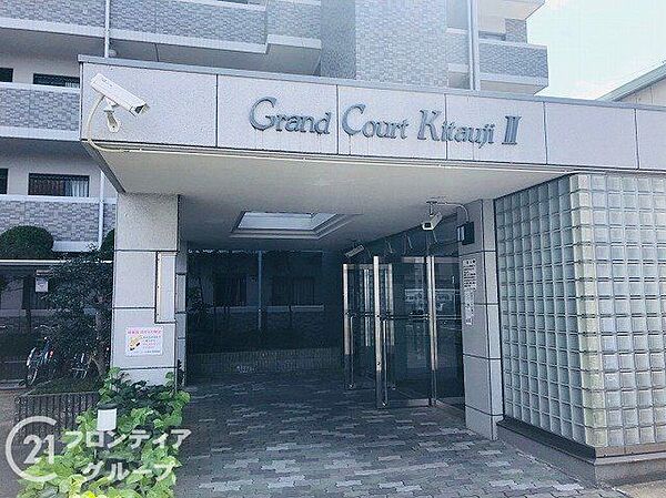 訪れる人を優しく迎え入れる格調高いエントランスホール、プライバシーに配慮されたアプローチを抜けると、日常の喧騒を忘れさせてくれるような落ち着きと気品に満ちた、静謐な世界が広がります