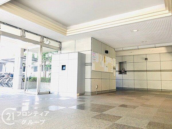 散歩帰りに愛犬と一緒に一息つける、ゆとりあるロビーラウンジですね、エレベーターを待つ時間さえも、この開放感あふれる空間で過ごせば、毎日の暮らしに心の余裕が生まれるのを感じられますね！
