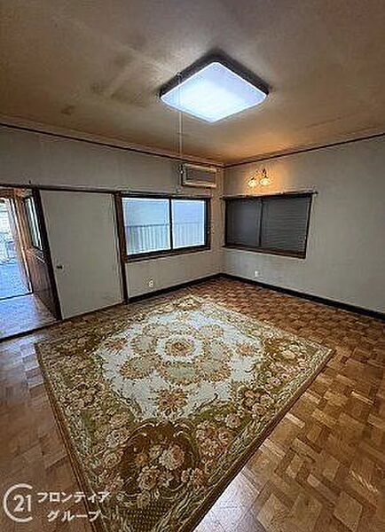 広々とした寝室で、心地よい眠りをお楽しみいただける空間が広がります。落ち着いた雰囲気の中で、リラックスしたひとときを過ごせる贅沢な空間です
