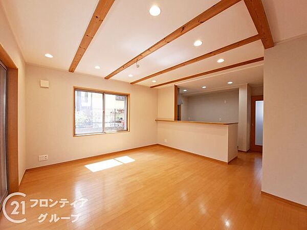 光と風が通り抜ける心地よいリビング！高い天井と広い空間が、日々の生活にゆとりをもたらしてくれます。お気に入りのソファに座って読書をしたり映画を観たり、理想の休日を思う存分満喫できる多目的空間ですね！