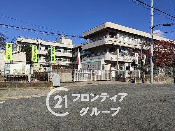 宇治市立御蔵山小学校 徒歩7分。 540m