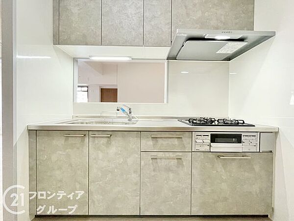 収納力ある吊戸棚付きのシステムキッチンです。ご家族の顔を見ながら料理を楽しんで頂けますね