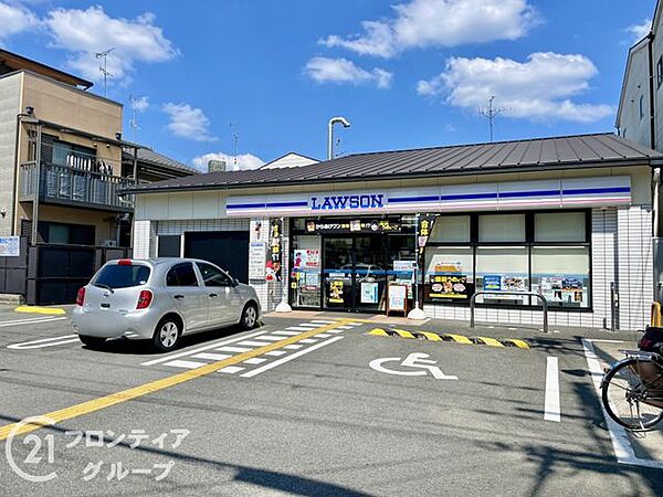 ローソン仁和寺街道七本松店 徒歩3分。 240m