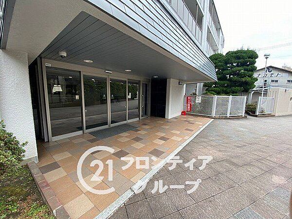 マンションのエントランスは、住まう方々を迎える洗練された空間です。日常の出入りを快適にするための工夫がされています。