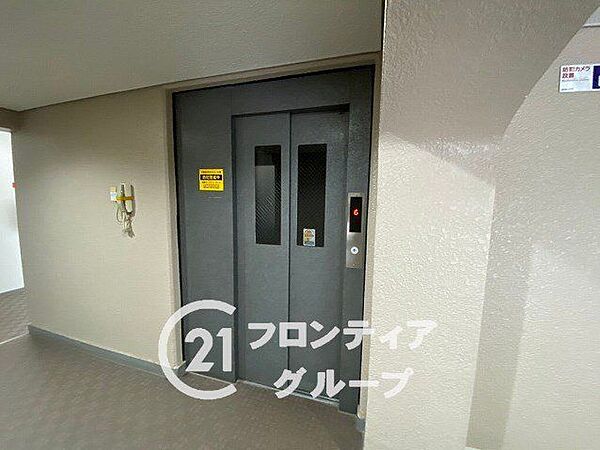 エレベーターホールは、住民の皆様が快適に移動できるよう設計されています。広々としたスペースは、混雑時でもスムーズな乗降を可能にします。