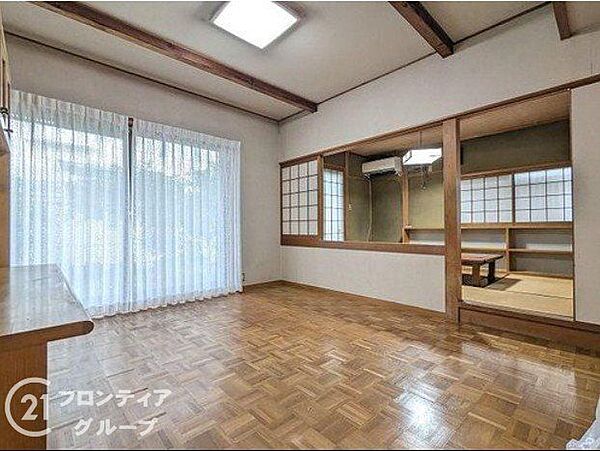 リビングからお庭が望め、開放感がある空間です。
