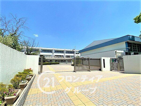 八幡市立男山第三中学校 徒歩11分。 840m