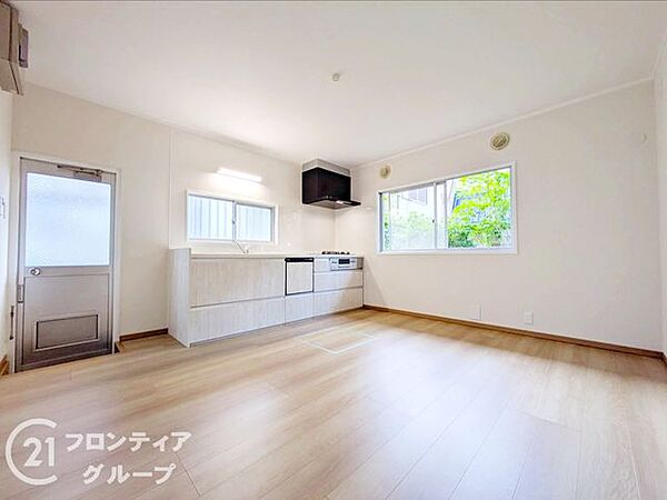 陽光がたっぷりと降り注ぐ明るいリビングは、家族全員が自然と集まりたくなるような温かい雰囲気に満ちており、広々としたフローリングは家具の配置もしやすく、理想の空間作りを楽しめます