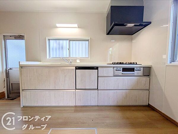 キッチンは使い勝手の良いシステムキッチンへ一新されており、収納力も豊富で生活感を感じさせないスッキリとした空間を維持できる工夫が凝らされているため、日々のお料理が楽しくなりそうです
