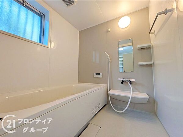 小窓から差し込む自然光が、朝のバスタイムも爽やかに演出してくれますね！手入れの行き届いた綺麗な状態ですので、引っ越したその日から気持ちよくリラックスした時間を過ごせそうです
