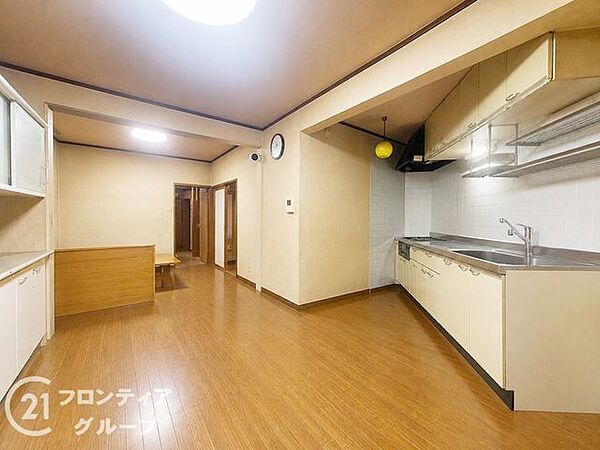 追焚機能付きバスで快適な入浴タイム、浴室に窓があり換気良好。独立型の洗髪洗面化粧台やモニタ付インターホンも完備。桃山南小学校まで徒歩17分の立地です。