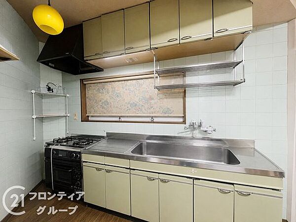 収納が充実しており、キッチン用品をすっきりと整理できる便利な空間です