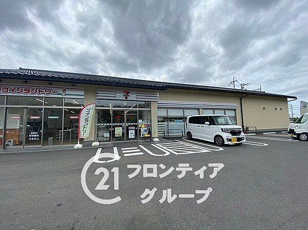 セブンイレブン伏見桃山南口店 徒歩11分。 860m