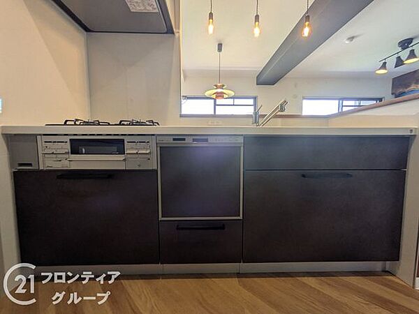 暮らしの質を高める洗練された対面式キッチン！使い込まれたような味わい深いウッド素材とモダンな照明が織りなす格別な雰囲気！まるでお店のような空間で、新しい生活をスタートできる喜びをぜひ現地で！