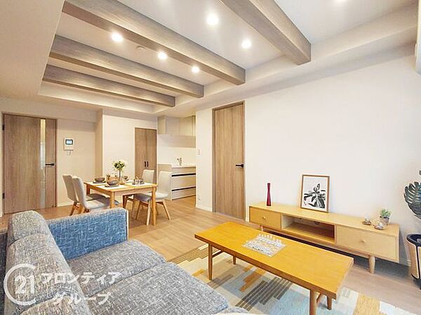 温かみのある木のぬくもりと、洗練された都会的なデザインが調和した素敵な空間ですね！広々としたリビングなら、友人や家族を招いてのパーティーも楽しめます。窓から差し込む光が、朝の時間を豊かに彩りますね！