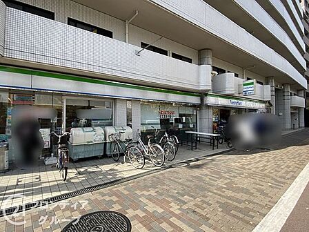 ファミリーマート堀川中立売店 徒歩3分。 200m