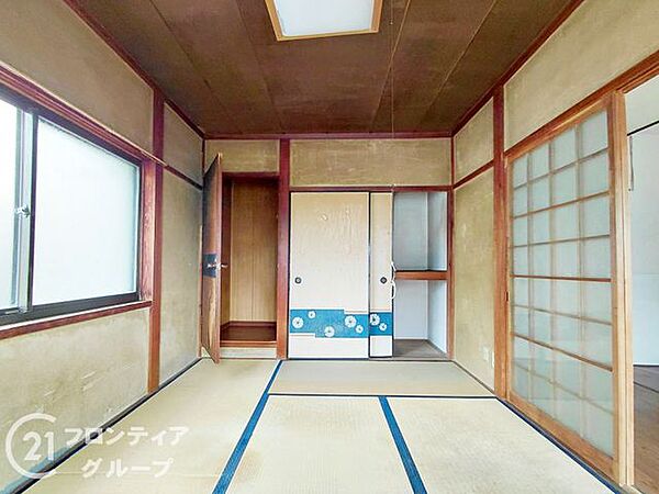 2010年にユニットバス・洗面台を新設、ウォシュレットトイレも設置済み。和室2室・洋室1室の使い勝手良い間取りで、閑静な住宅街に位置。陵ケ岡小学校まで徒歩3分の好立地。