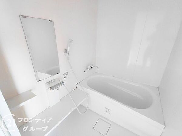 白を基調としたリフォーム済みの明るいバスルームは、一日の疲れをリセットするのに最適な空間です。鏡も大きく設置されており、清潔感あふれる空間でゆったりとバスタイムを楽しめます