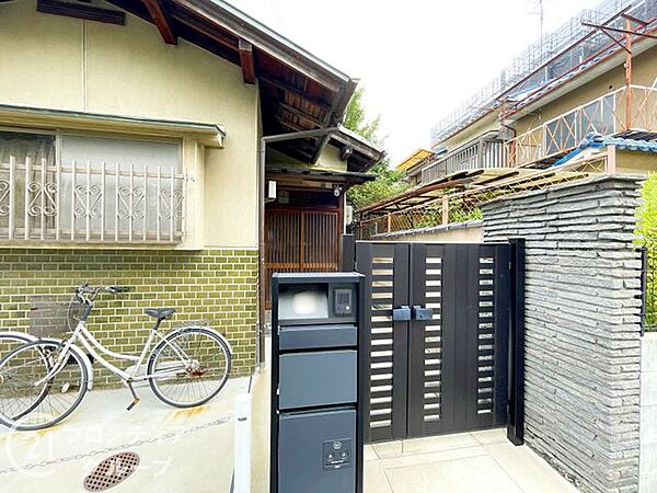 今ある建物から、この場所で育まれてきた穏やかな時間の流れを感じます。隣地との距離感や窓からの採光など、現在の様子を確認しながら新しい家づくりの参考にできるのが嬉しいポイントですね！