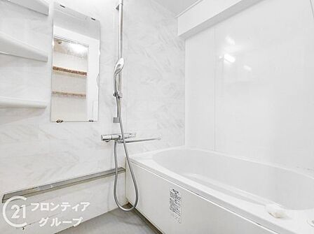 白を基調とした清潔感あふれるバスルームは一日の疲れを癒やす極上の空間です。足を伸ばしてゆったりと浸かれる広々としたバスタブが、心身ともにリフレッシュできる穏やかなバスタイムを優しく演出しま