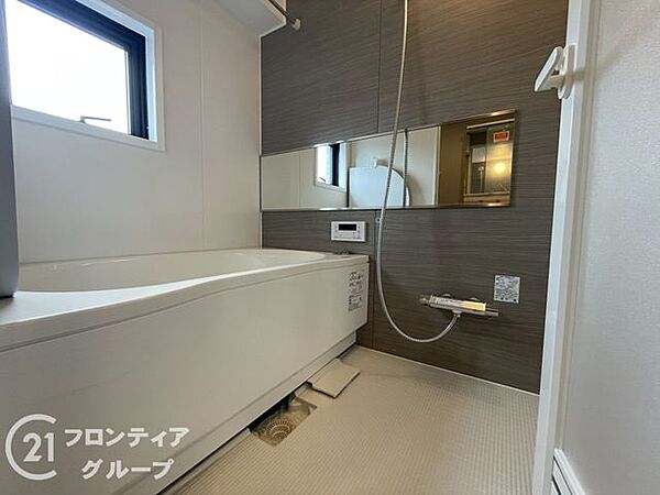 一日の疲れを解き放つバスルームは、心からリラックスできる落ち着いた空間に仕上げられています。ゆったりとした浴槽に身を委ねれば、都会の喧騒を忘れてプライベートな時間を穏やかに過ごせます