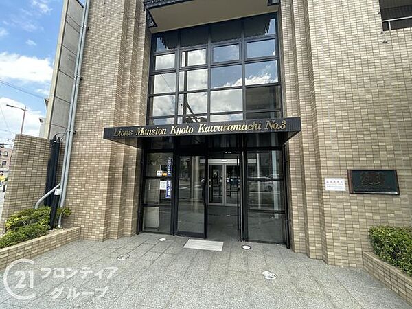 透明感のあるガラス扉が開放感を演出する、洗練された雰囲気のエントランスです！毎朝の出発も気持ちよくポジティブな気分で一日をスタートできそうです