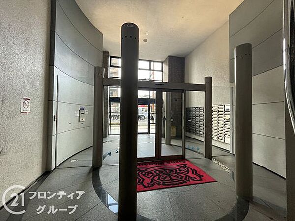 上質な意匠を凝らしたフロアデザインが目を引くゆとりあるロビー空間です 間接照明の柔らかな光が室内を包み込みラグジュアリーなホテルを彷彿とさせる設えとなっております
