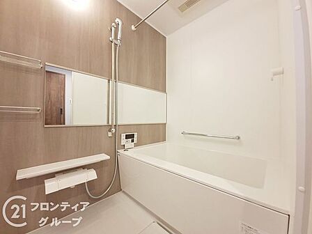清潔感あふれるバスルームで、毎日の疲れを癒せます。明るく開放的な空間で、リフレッシュできるひとときをお楽しみください。