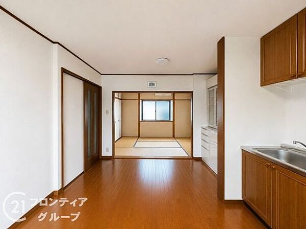 木のぬくもりを感じるフローリングが心地よく、家族が自然と集まる温かい雰囲気ですね！お好みのインテリアを配置して、自分たちだけの理想の寛ぎ空間を創り上げることができそうです