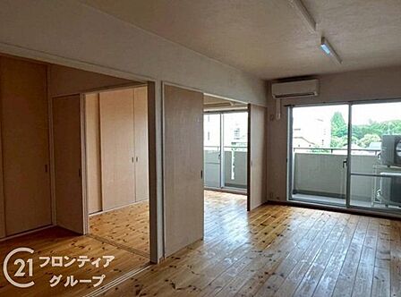インテリアの映える広々とした空間は、どんな家具を置こうか想像するだけでワクワクしますね!家族みんなが自然と集まりたくなるような、明るく穏やかな空気感に包まれた憩いの場になりそうですね!相談下さい。