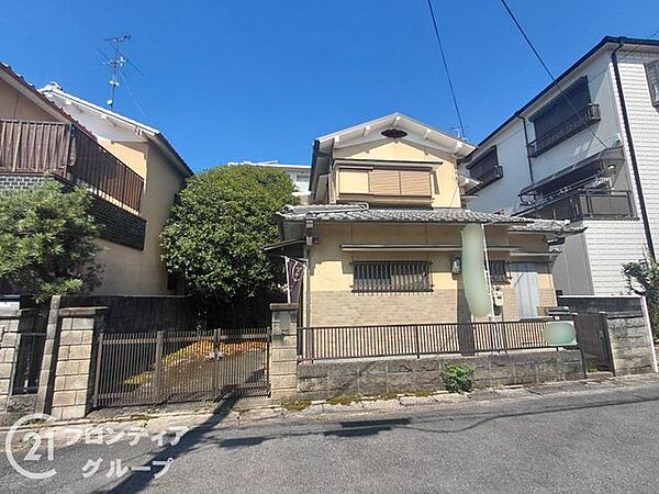 【解体前】解体後は境界も明確になり広々とした空間で自由な設計を存分に楽しめます。陽光溢れるマイホームで家族と過ごす未来の光景を何にも邪魔されない更地の上でじっくりと描いてみてください。完成が楽しみ！
