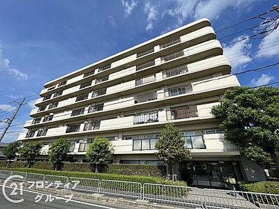 外観:駅から徒歩3分のマンションは、通勤や通学にとても便利で、時間を有効に使える素晴らしい立地です! 外観:駅から徒歩3分のマンションは、通勤や通学にとても便利で、時間を有効に使える素晴らしい立地です!