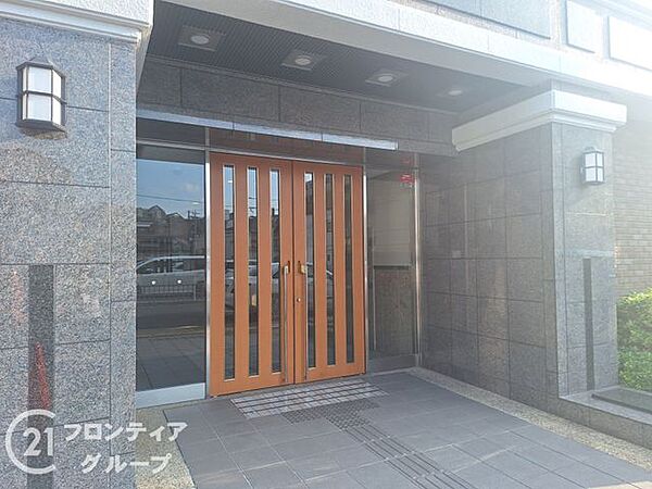 落ち着いた雰囲気のエントランスは、訪れる人に心安らぐ空間を提供し、温かく迎えてくれます！
