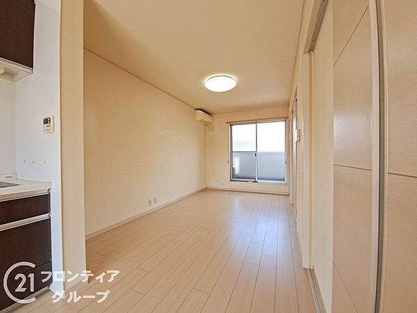 窓の外の景色を眺めながら、ゆったりと家族団らんを楽しめる素敵な空間ですね！シンプルで飽きのこない内装は、お手持ちの家具とも合わせやすく、理想のインテリアを考えるのもワクワクしますね！